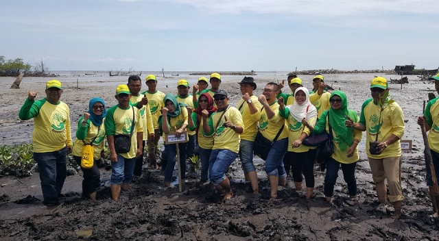 DKP Riau Tanam 14.100 Batang Mangrove di Desa Kedabu Rapat Kepulauan Meranti
