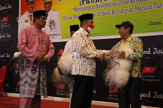 Gubri Syamsuar didampingi Kadis Kelautan Bantu 183 Alat Jaring Insang untuk nelayan di Dumai