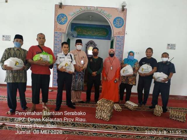 Penyerahan Bantuan Sembako UPZ Dinas Kelautan Perikanan RIAU kepada Petugas Keamanan dan Kebersihan