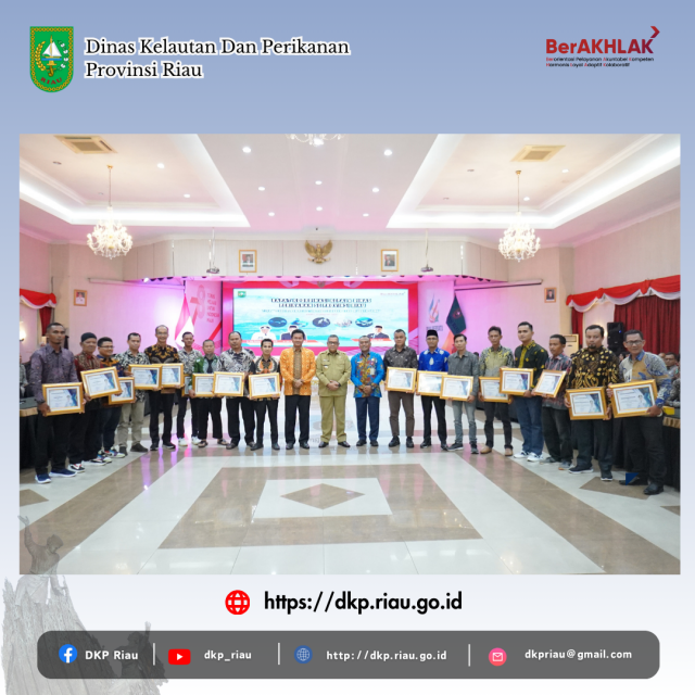 Penyerahan Penghargaan (Pembudidayaan dan Cara Budidaya Ikan yang Baik/CBIB)  Oleh Gubernur Riau