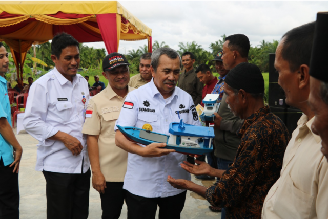 DKP Riau menyerahkan Bantuan sebanyak 35 Unit Kapal kepada Nelayan Selama Tahun 2022