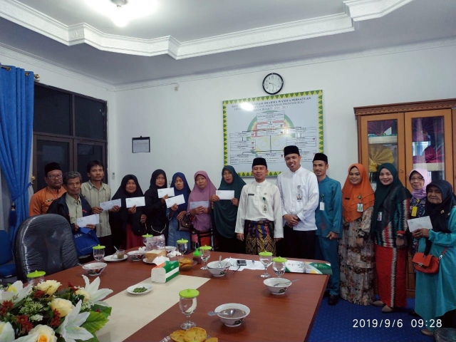 Penyerahan  Bantuan Modal Usaha ( Zakat Produktif) Dari Baznas Provinsi Riau Untuk 9 Orang Mustahiq Usulan upz. Dinas Kelautan dan Perikanan Provinsi Riau