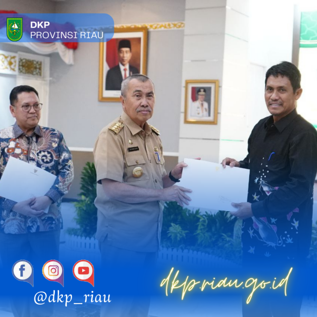 Gubernur  Riau Serahkan SK Pensiun Kepala Dinas Kelautan dan Perikanan  Ir. H. Herman, M.Si 