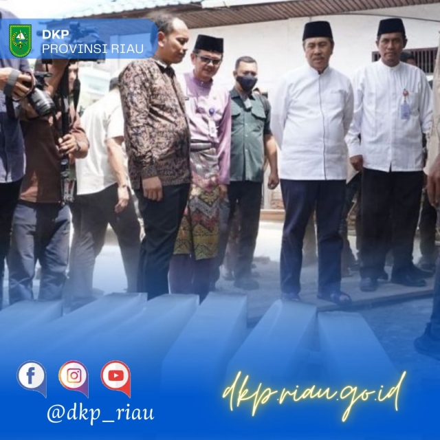 Kadis KP damping Gubri Tinjau Pabrik Es Balok dan Serahkan Bantuan 300 Ribu Benur Udang Vaname di Dumai