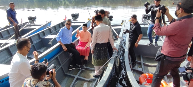 3 Unit Kapal diberikan langsung oleh Gubernur Riau didampingi Kepala dinas Kelautan dan Perikanan Provinsi Riau