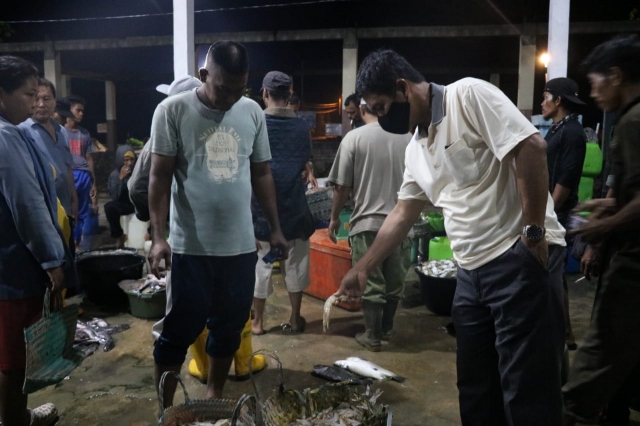 Kepala Dinas Kelautan dan Perikanan Provinsi Riau Meninjau Pelaksanaan Pelelangan Hasil Tangkapan Nelayan di Pelabuhan Perikanan Dumai