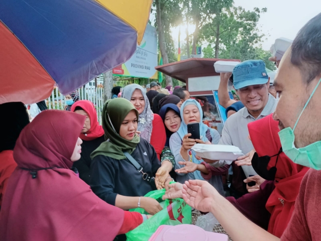 Senam Massal Peringati HUT Riau ke-65, Kadis Kelautan  dan Perikanan turut membagikan sarapan gratis
